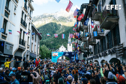 Vista general de la sortida d'una de les proves de l'Ultra Trail del Mont-Blanc.