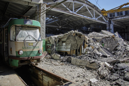 Imagen de los daños de un ataque contra la estación de Járkov.