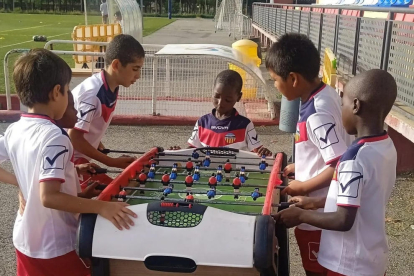 Participants d’un campus es diverteixen jugant al futbolí.