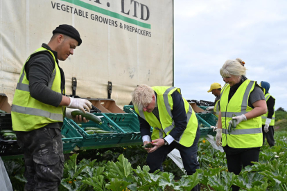 Johnson visitó ayer a agricultores británicos en Cornualles.