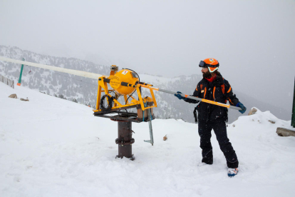 El cap de pisters d'Espot carregant el canó de tir pneumàtic amb què l'estació provoca allaus quan hi ha molta neu