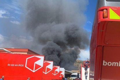 Incendi en una nau industrial d'Artesa de Segre