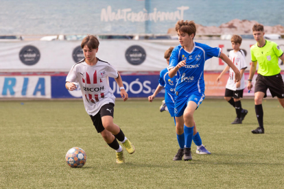 Un jugador del Atlètic Segre, equipo campeón del torneo President Ramon Farrús, controla el balón ante el Cambrils.