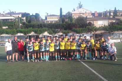 Un jugador del Atlètic Segre, equipo campeón del torneo President Ramon Farrús, controla el balón ante el Cambrils.