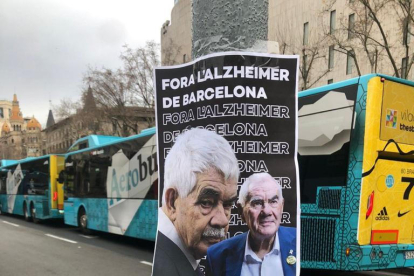 Dos dels cartells despectius contra els germans Maragall apareguts a diversos indrets de Barcelona.