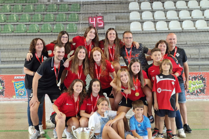 La plantilla del Alpicat posa al final del partido con las medallas y el trofeo de campeón.