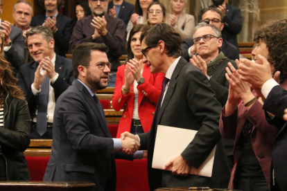 El presidente del Govern, Pere Aragonès, y el líder del PSC, Salvador Illa, encajando las manos después de la aprobación del presupuesto