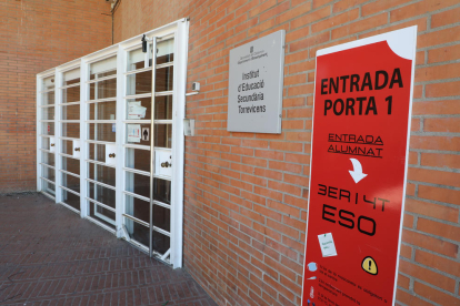 El instituto Torre Vicens tiene señalizados los distintos accesos al centro en función de los cursos.