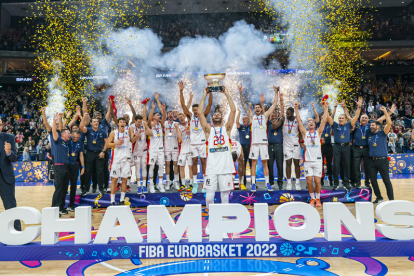 Rudy Fernández levanta el trofeo de campeón de Europa que la selección española ganó ayer de forma brillante.