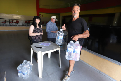 Juncosa repartió ayer agua embotellada en la población