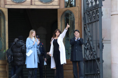 Laura Borràs saluda a les portes del TSJC abans de l'inici del judici.