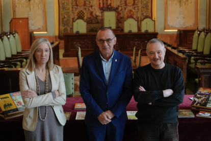 Iolanda Enjuanes (Arxiu Municipal); el alcalde, Miquel Pueyo, y el artista Alfons López, ayer en la Paeria.