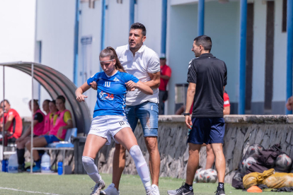 Andrea Gómez protege el balón ante la presión de una rival.