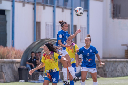 Andrea Gómez protege el balón ante la presión de una rival.