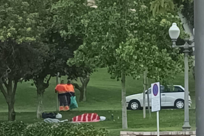 Una persona dormint ahir a la falda del Turó de la Seu Vella.