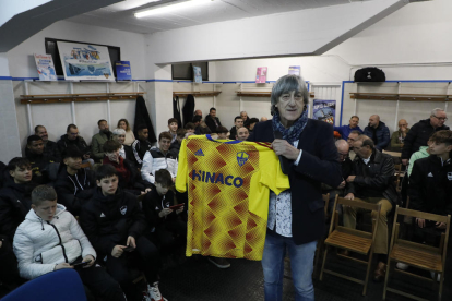 Enrique Martín, con la camiseta que le regaló el club durante la charla que dio a padres y jugadores.