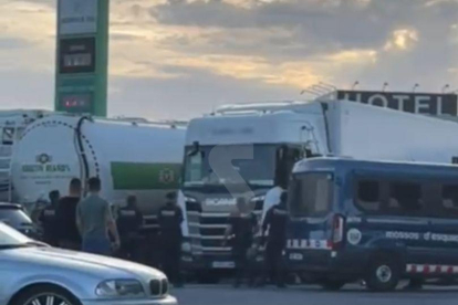 L'actuació policial va aixecar expectació a la zona d'aparcament de camions del polígon de Torrefarrera.