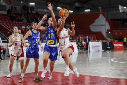 Elise Ramette intenta frenar una entrada a canasta de Joana Soeiro.