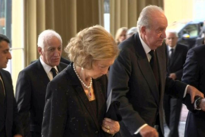 El president dels Estats Units, Joe Biden, i la seua esposa (dreta), visitant la capella ardent amb les restes d’Elisabet II, ahir a Londres.