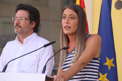 La candidata de Junts, Míriam Nogueras, y el cabeza de lista por Lleida, Isidre Gavín, en rueda de prensa delante del Museu de Lleida.