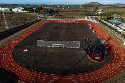 Una vista de com ha quedat la pista d’atletisme d’Arbeca després de la remodelació.