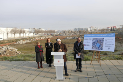 El conseller de Salut, Manel Balcells,  al solar de la zona de Copa d'Or de Lleida on es construirà un nou edifici polivalent que es destinarà a usos sanitaris.