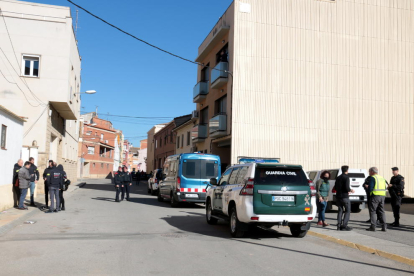 Efectius dels Mossos d'Esquadra i de la Guàrdia Civil davant d'un edifici del carrer Sant Jordi de Rosselló, en el marc d'una operació contra la immigració il·legal, el 5 de febrer del 2020