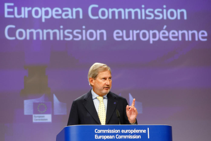 El comissari de Pressupostos de la Comissió Europea, Johannes Hahn, anunciant la mesura ahir.