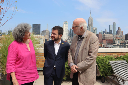 Pere Aragonès, ahir a Nova York amb l’escriptora Mary Ann Newman i el sociòleg Richard Sennett.