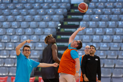 Jugadors i tècnics de l’ICG Força Lleida posen amb els integrants de l’equip Aspros i a membres de l’Obra Social La Caixa.