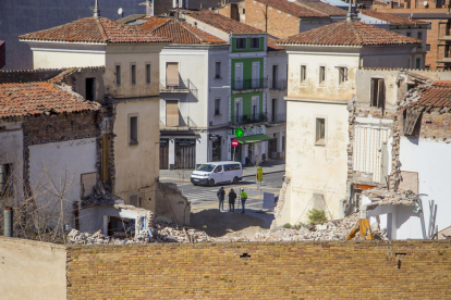 Vista de la parte ya derribada de la antigua comisaría desde la parte posterior.