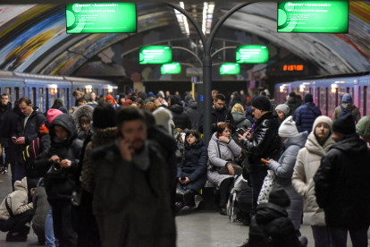 Civiles refugiados en una estación de metro en Kyiv.