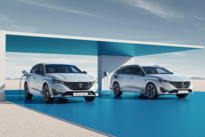 Les dos noves carrosseries del Peugeot 308, la berlina compacta i el familiar SW, estaran disponibles també en versió 100% elèctrica a partir del 2023.