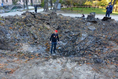 Un cráter causado por la explosión de un cohete ruso en un parque infantil en Kiev el 11 de octubre.