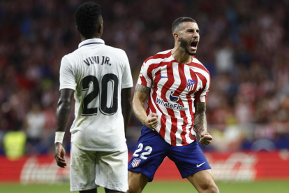 El defensa del Atlético Mario Hermoso grita ante el madridista Vinícius. 