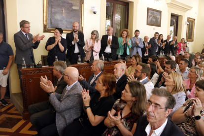 Polítics i familiars aplaudint Talarn després de la votació per triar la presidència de la Diputació.