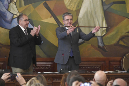 Políticos y familiares aplaudiendo a Talarn tras la votación para elegir la presidencia de la Diputación. 