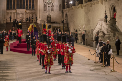 Guàrdies reals al costat del fèretre de la Reina Isabel II durant l'últim dia de la seua capella ardent a Westminster Hall.