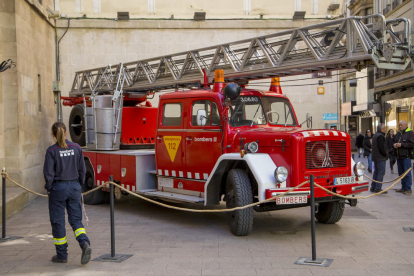 En la plaza de la Paeria se exhibió un antiguo camión de bomberos.