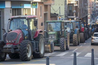 Un moment de la protesta amb tractors a Tàrrega.