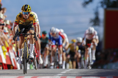 El esloveno Primoz Roglic encabeza el esprint, ayer a la llegada de la Vuelta a Laguardia.