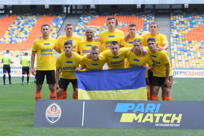 Los futbolistas del Shakhtar, con una bandera ucraniana y un mensaje en favor de la paz.