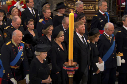 Captura de vídeo de los reyes de España, Felipe VI y Letizia, con los eméritos, Juan Caros y Sofia, en el funeral de Isabel II en la abadía de Westminster, en Londres, la primera imagen conjunta de los cuatro desde el 2020.