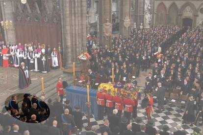 Los Reyes, sentados junto a los eméritos en el funeral de Isabel II.