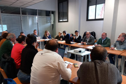 Carmel Mòdol y Elisenda Guillaumes se reunieron ayer con representantes del sector avícola en Lleida.
