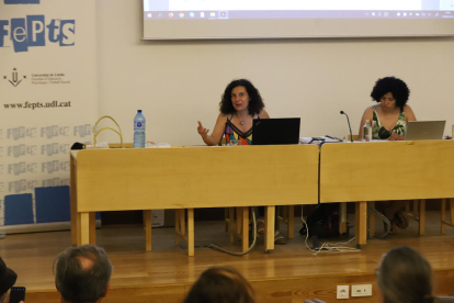 La profesora de la UdL Mercè Espuñes durante la presentación ayer del libro en el campus de Cappont. 