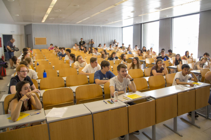 Alumnos esperando a iniciar las pruebas de selectividad en La Seu d’Urgell, a la izquierda,  y en Tàrrega.