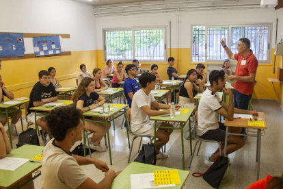 Alumnos esperando a iniciar las pruebas de selectividad en La Seu d’Urgell, a la izquierda,  y en Tàrrega.