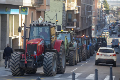 La tractorada colapsó el centro de Tàrrega con el objetivo de evidenciar el malestar del sector.