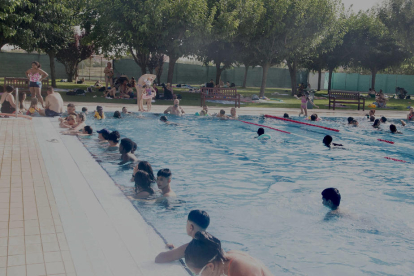 Gran afluència ahir a les piscines municipals de la Seu d’Urgell, gratis per a gent gran i petits.